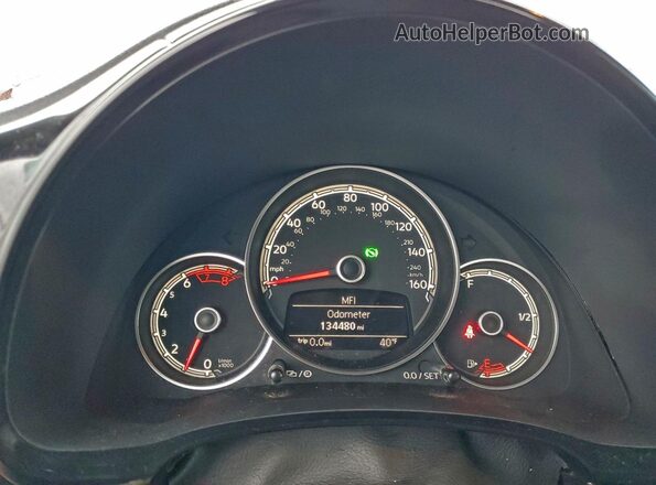 3VWFD7AT9JM700899 2018 VOLKSWAGEN BEETLE Orange Vista del cuadro de instrumentos