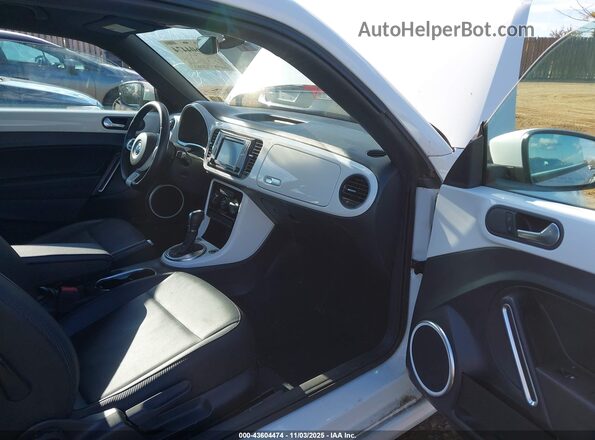 3VWJ17AT5HM618052 2017 VOLKSWAGEN BEETLE Белый Вид салона спереди