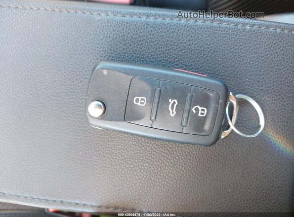3VWJ17AT5HM618052 2017 VOLKSWAGEN BEETLE Белый Вид панели приборов