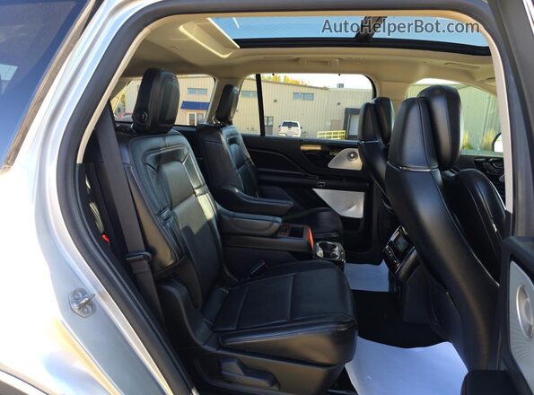 5LM5J7XC8LGL29223 2020 LINCOLN AVIATOR Серебряный Вид салона спереди