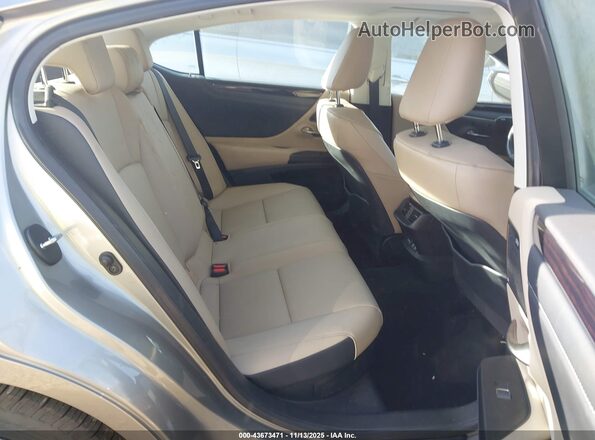 58ADA1C10MU011978 2021 LEXUS ES 300H Silver Widok naklejki z numerem VIN