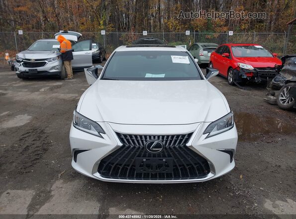 58ADA1C16RU046371 2024 LEXUS ES 300H White Widok wnętrza z tyłu