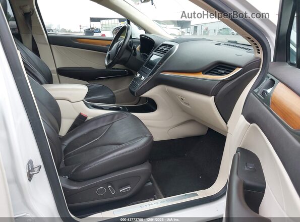 5LMCJ3C91GUJ05681 2016 LINCOLN MKC Белый Вид салона спереди