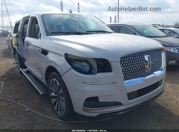 5LMJJ3LG7REL14880 2024 LINCOLN NAVIGATOR Белый Передняя правая четверть