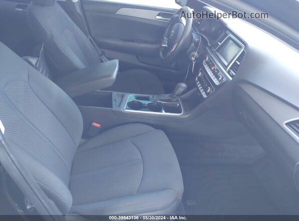 5NPE24AF2KH738642 2019 HYUNDAI SONATA Черный Вид салона спереди