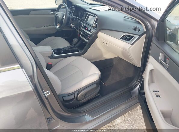 5NPE24AF5JH613665 2018 HYUNDAI SONATA Серый Вид салона спереди