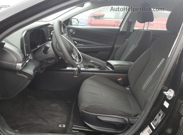 5NPLM4AG8NH074975 2022 HYUNDAI ELANTRA Черный Вид салона спереди