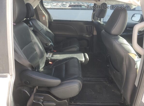 5TDXZ3DC7JS927358 2018 TOYOTA SIENNA Silver Vista interior trasera