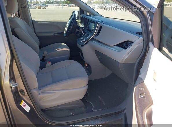 5TDZZ3DCXJS901586 2018 TOYOTA SIENNA Серый Вид салона спереди