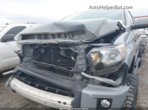 5TFDW5F1XHX654584 2017 TOYOTA TUNDRA Gray Widok z przodu
