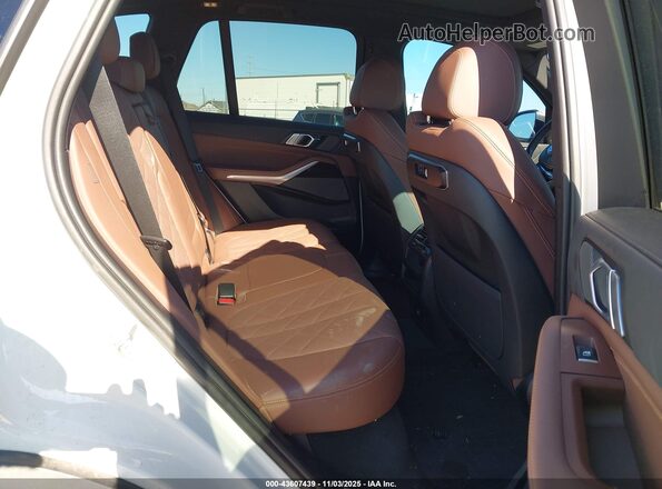 5UX13EU07R9T09569 2024 BMW X5 White Widok naklejki z numerem VIN