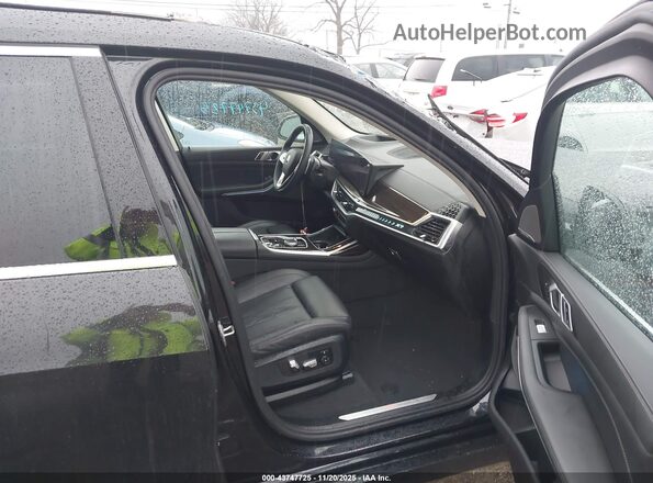 5UX23EM00P9P41714 2023 BMW X7 Black Widok wnętrza z przodu