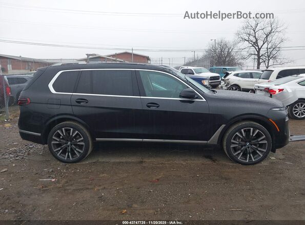 5UX23EM00P9P41714 2023 BMW X7 Black Widok wnętrza z tyłu