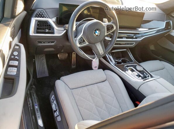 5UX23EM00S9W65176 2025 BMW X7 Silver Вид панелі приладів