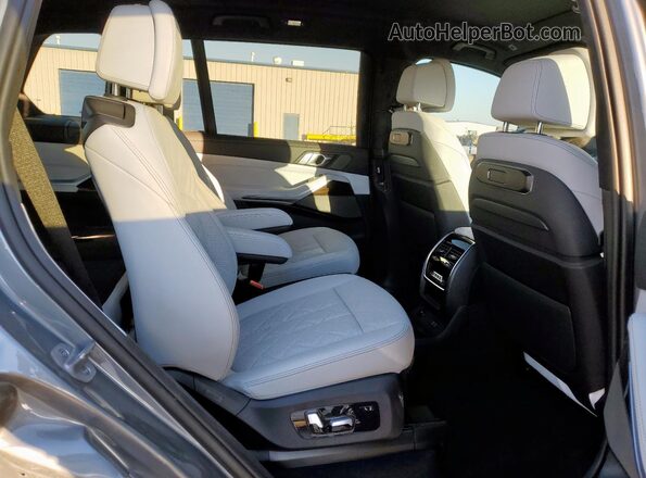 5UX23EM00S9W65176 2025 BMW X7 Silver Вид задньої частини салону