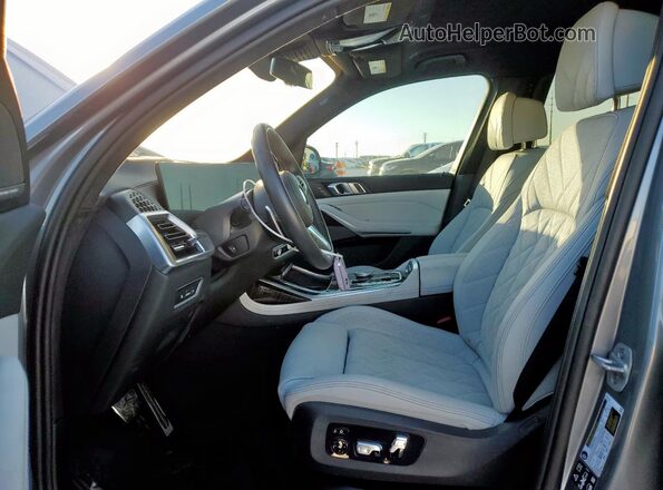 5UX23EM00S9W65176 2025 BMW X7 Silver Вид салону спереду