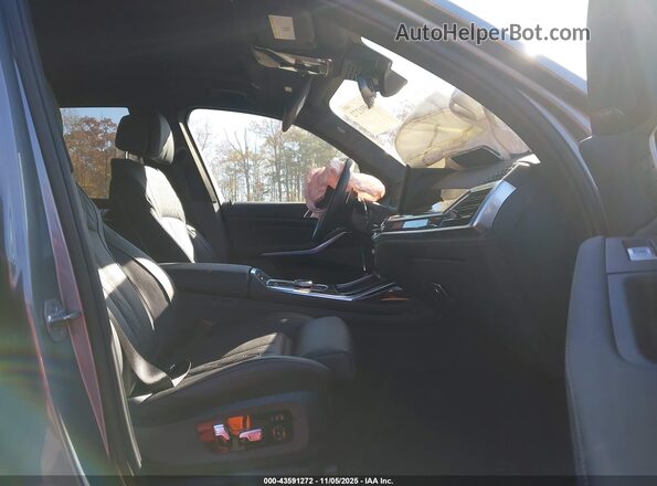 5UX23EM08R9V77437 2024 BMW X7 Gray Widok wnętrza z przodu