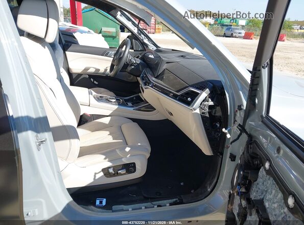 5UX33EM00R9V47434 2024 BMW X7 Dark Blue Вид салона спереди