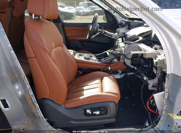 5UX33EM06S9Z55281 2025 BMW X7 Белый Вид салона спереди