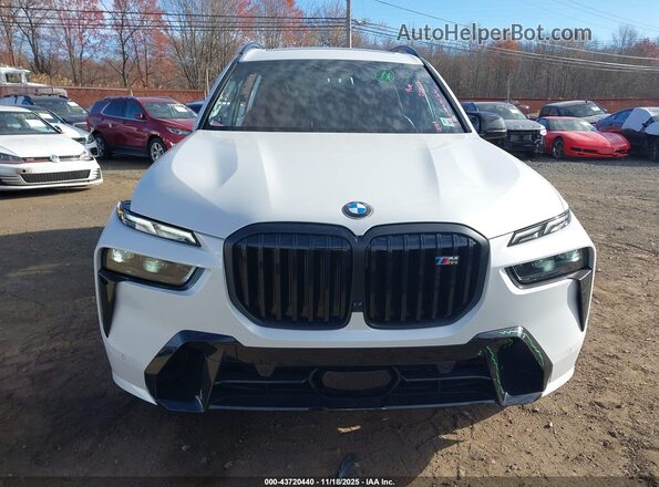 5UX33EM06S9Z55281 2025 BMW X7 Белый Вид задней части салона