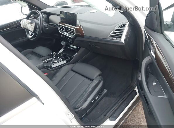 5UX43DP02R9V93468 2024 BMW X3 Белый Вид салона спереди