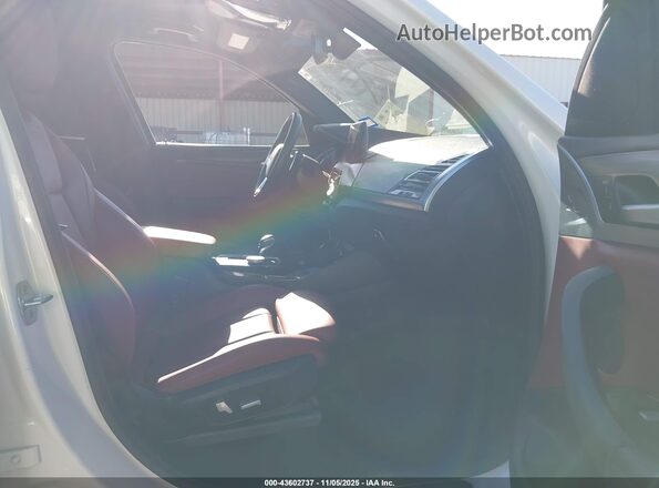 5UX43DP08N9N13679 2022 BMW X3 Белый Вид салона спереди