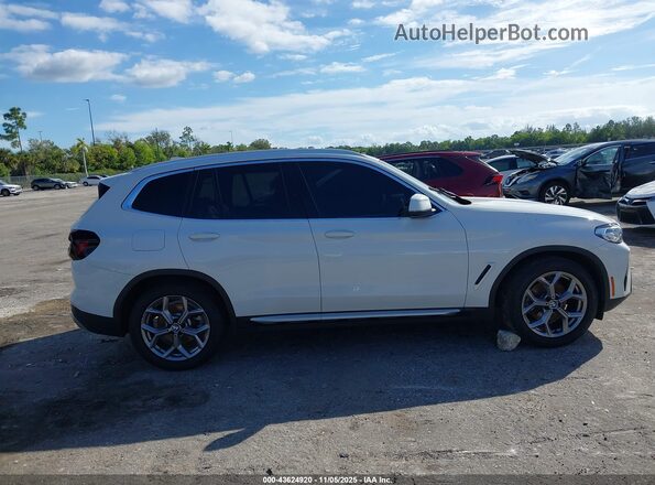 5UX43DP08P9N72475 2023 BMW X3 White Widok wnętrza z tyłu