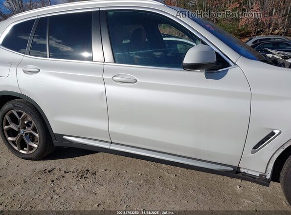5UX53DP0XN9M07481 2022 BMW X3 White Widok wnętrza z tyłu