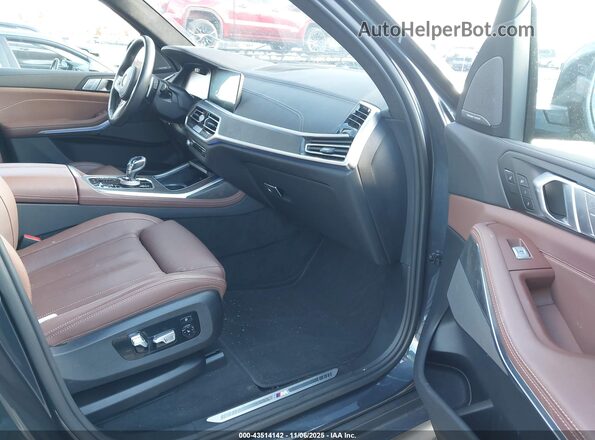5UXCW2C06N9M25193 2022 BMW X7 Gray Вид салону спереду