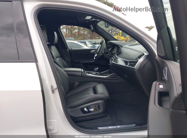 5UXCW2C08M9F89787 2021 BMW X7 White Front interior view