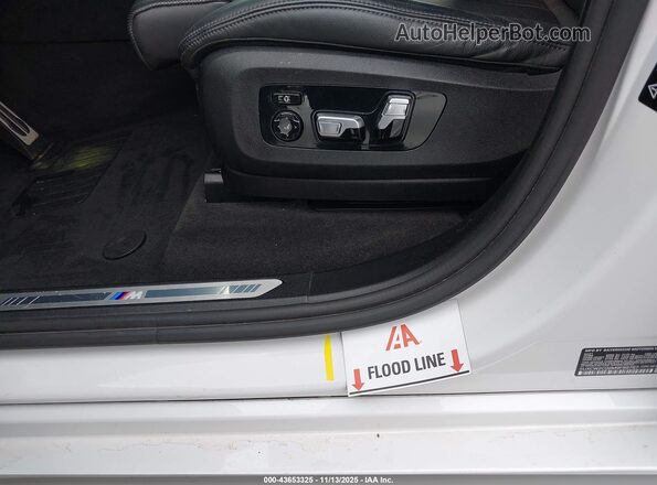 5UXCW2C08M9F89787 2021 BMW X7 White Front view