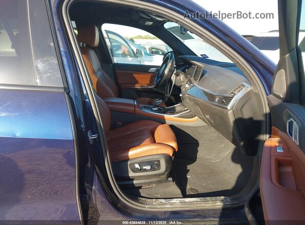 5UXCX6C08N9L67804 2022 BMW X7 Синий Вид салона спереди