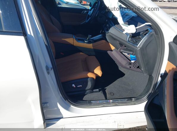 5UXCY6C09P9N44697 2023 BMW X6 White Widok wnętrza z przodu