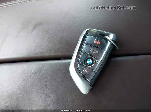 5UXKT0C57J0W03356 2018 BMW X5 Белый Вид панели приборов