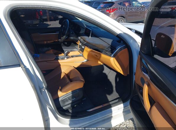5UXKU2C53J0X48872 2018 BMW X6 White Widok wnętrza z przodu