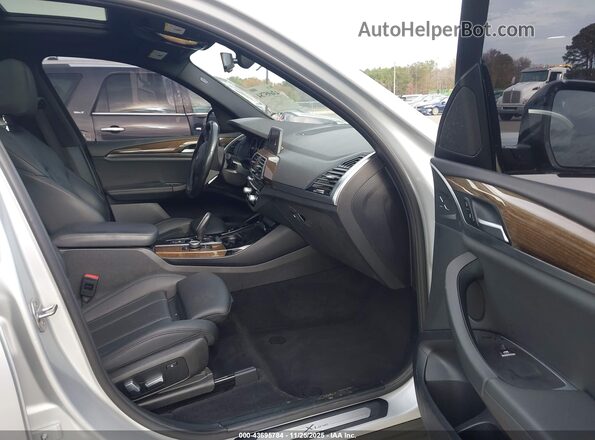 5UXTR9C54JLD74885 2018 BMW X3 Серебряный Вид салона спереди