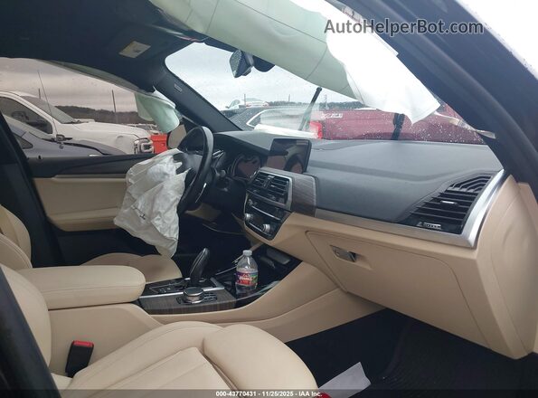 5UXTR9C59JLD57080 2018 BMW X3 Черный Вид салона спереди