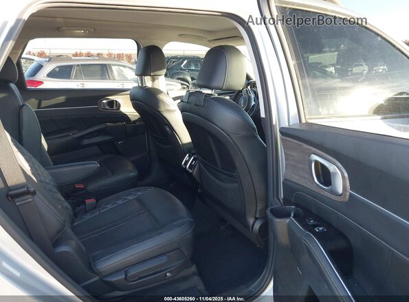 5XYRKDLF2NG075258 2022 KIA SORENTO Silver Widok naklejki z numerem VIN