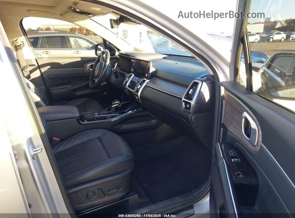 5XYRKDLF2NG075258 2022 KIA SORENTO Silver Widok wnętrza z przodu