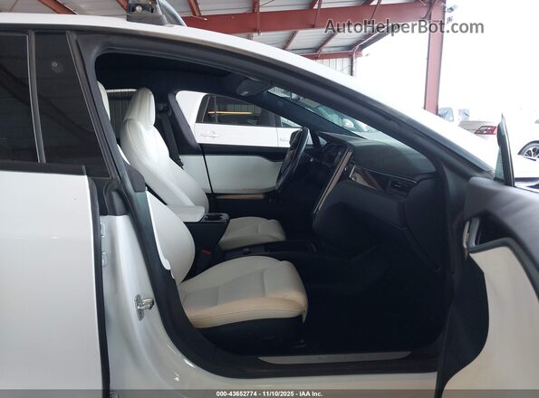 5YJSA1E2XMF424122 2021 TESLA MODEL S Белый Вид салона спереди