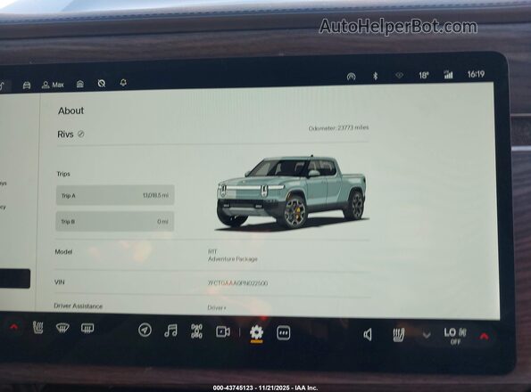 7FCTGAAA0PN022500 2023 RIVIAN R1T Серый Вид задних сидений