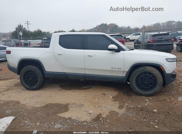 7FCTGAAAXNN013896 2022 RIVIAN R1T White Widok wnętrza z tyłu