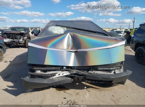 7G2CEHED0SA076924 2025 TESLA CYBERTRUCK Gray Widok deski rozdzielczej
