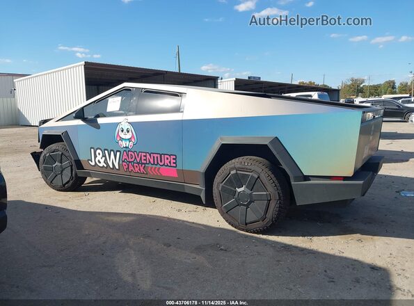 7G2CEHED0SA076924 2025 TESLA CYBERTRUCK Gray Widok wnętrza z tyłu