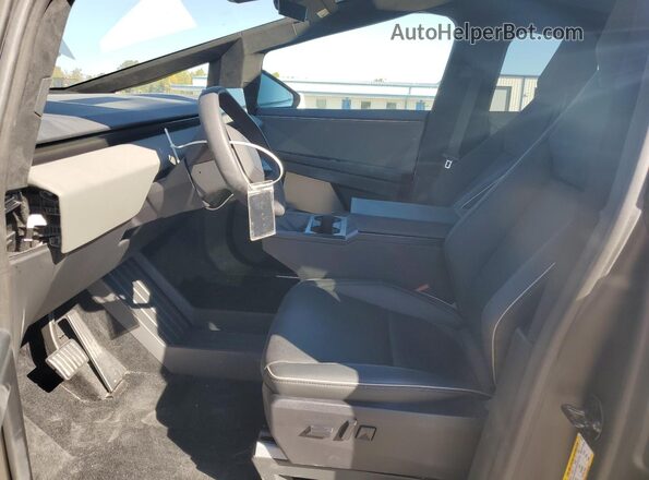 7G2CEHED8SA075410 2025 TESLA CYBERTRUCK Серебряный Вид салона спереди