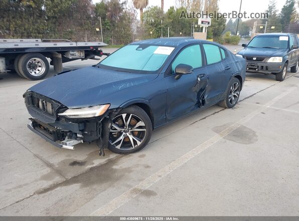 7JRL12FJ8SG362112 2025 VOLVO S60 Синий Передняя левая четверть