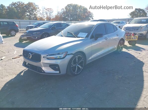 7JRL12FK0RG309066 2024 VOLVO S60 Серебряный Передняя левая четверть