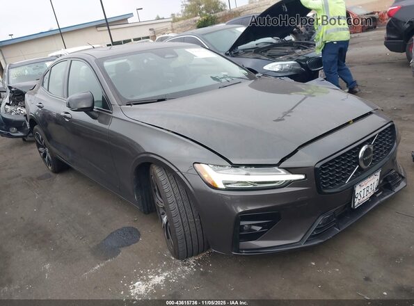 7JRL12FK3RG317419 2024 VOLVO S60 Серый Передняя правая четверть