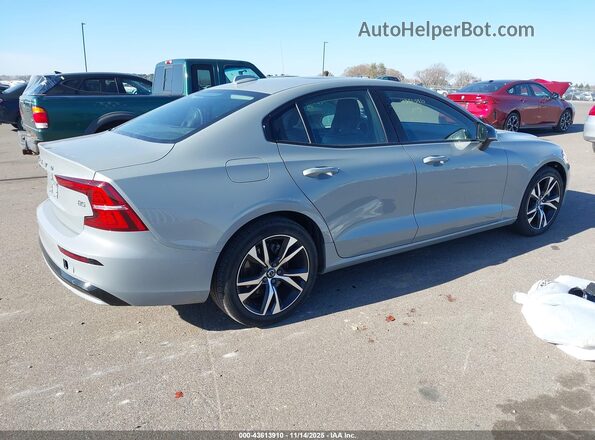 7JRL12FK8RG322924 2024 VOLVO S60 Серебряный Задняя правая четверть