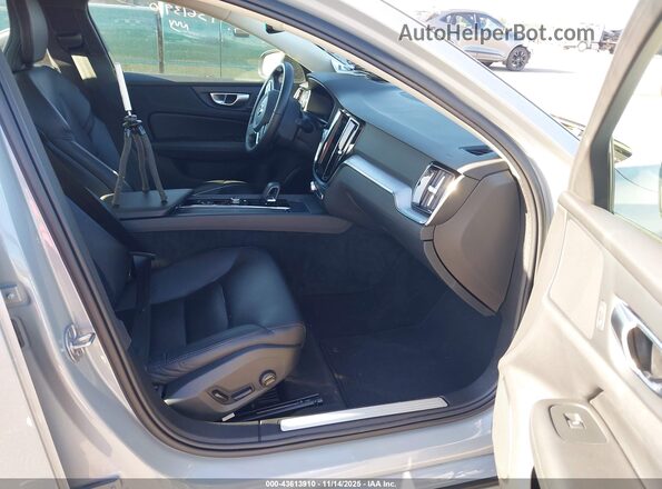 7JRL12FK8RG322924 2024 VOLVO S60 Серебряный Вид салона спереди